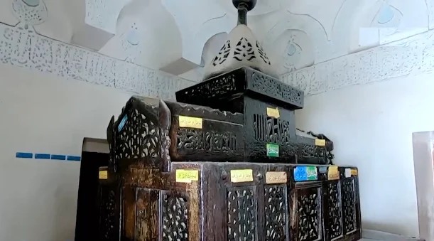 مسجد عماد الدين بمدينة ذمار : مَعلم إسلامي شامخ يجمع بين جلال العبادة وعظمة التاريخ 